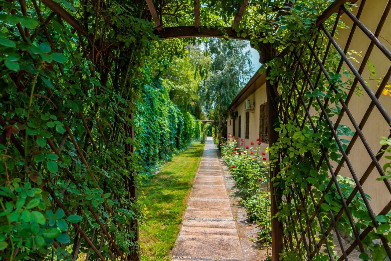 Gоlden Dragon Villa Hotel Bishkek Luaran gambar